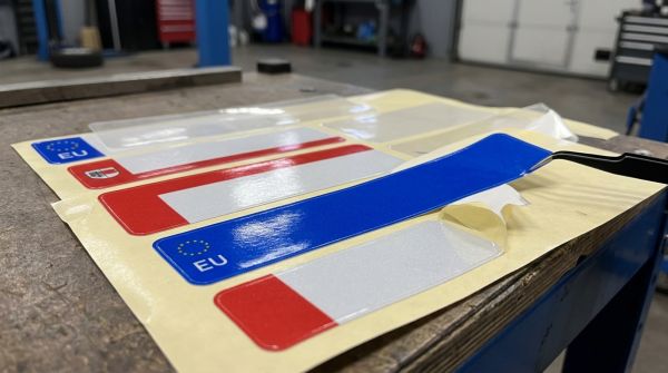Guide des autocollants pour plaques d'immatriculation en France